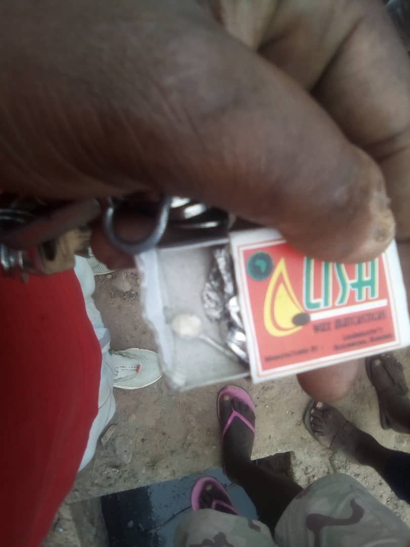 Ikiriho's tweet photo. 🔴#Burundi #Buyenzi Un vendeur des drogues #failo et #busta attrapé ce matin sur renseignements de la population à travers les comités mixtes de sécurité.
"C'est le 4�� à être interpellé après la réunion de sécurité de mardi sur la lutte anti-#stupefiants", indique @sinrenovat https://t.co/fkl2hzQnMS