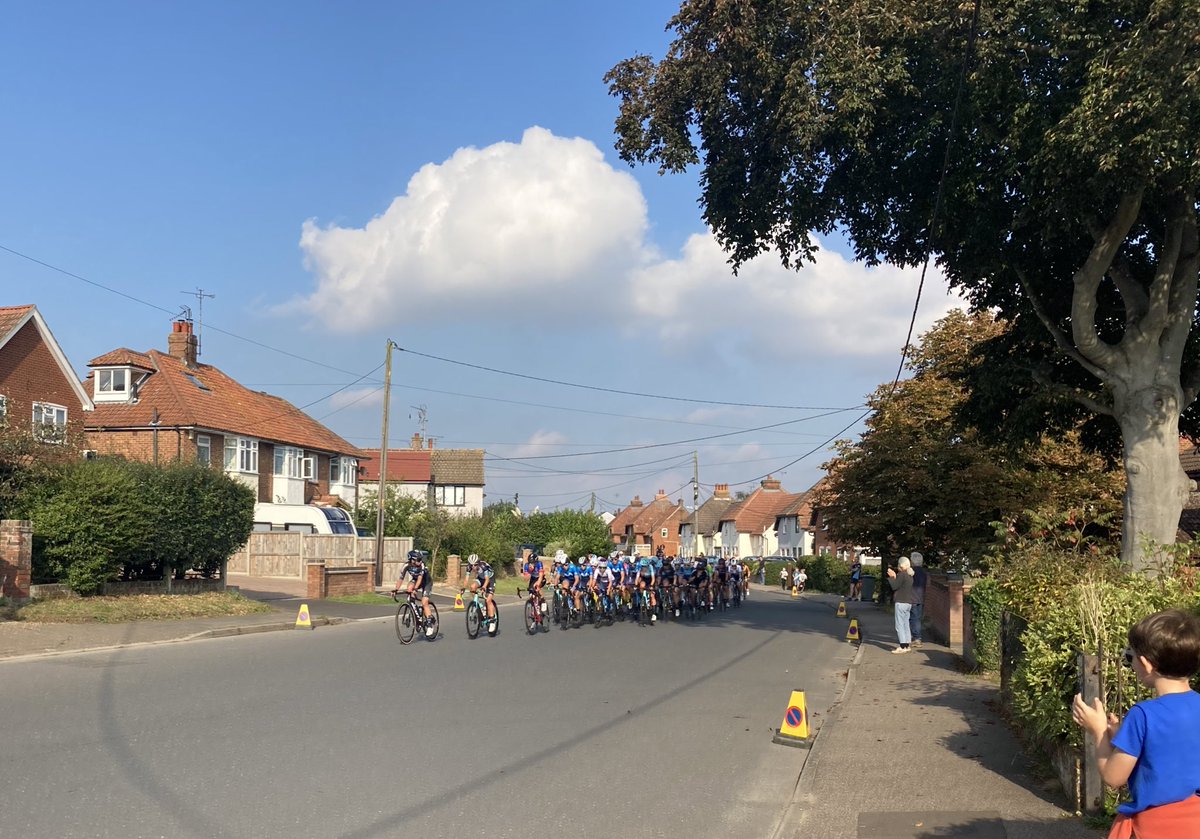 Great to have the Women’s Tour of Britain back in Suffolk… (leaders about 10 mins ahead of the 100% estimated time) #Woodbridge