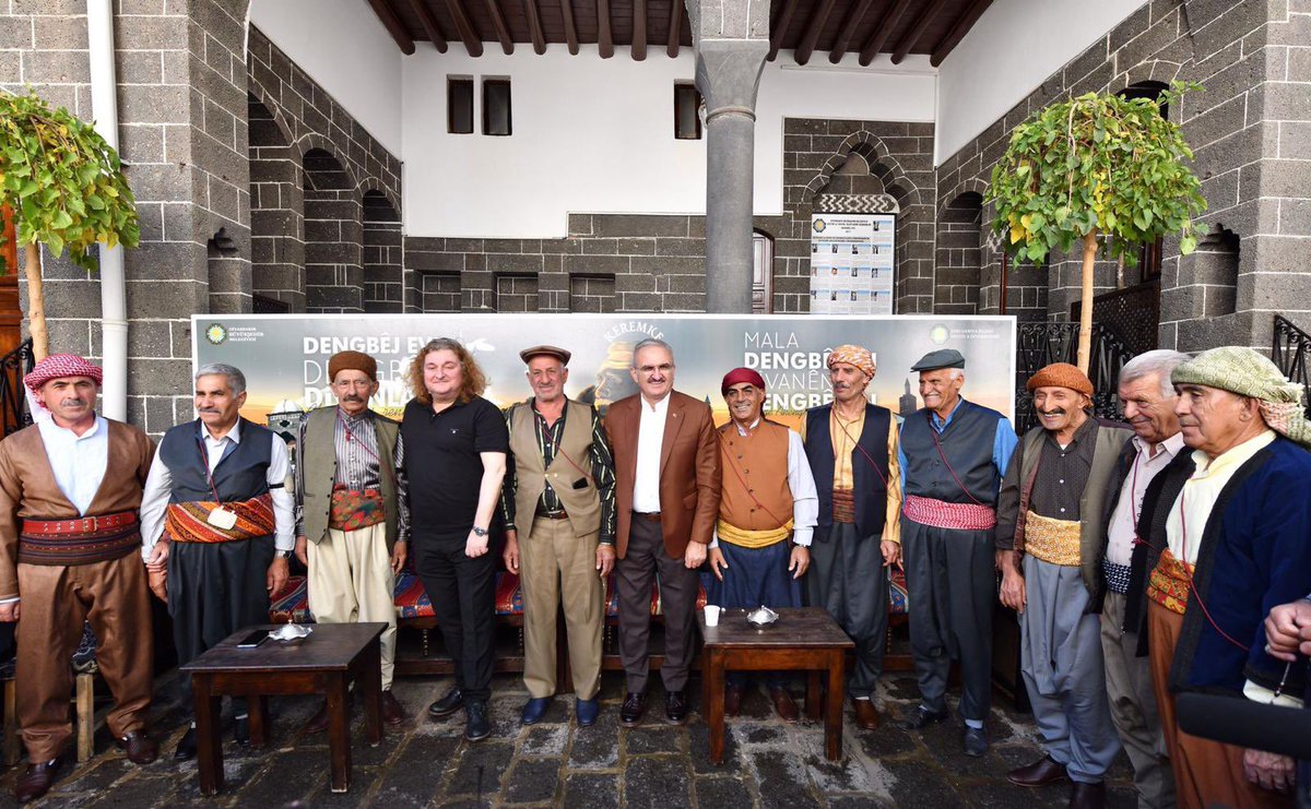 munirkaraloglu's tweet photo. Ahenkli sesin renkli sözle buluştuğu Dengbêj kültürü…

Piyanist #tuluyhanugurlu ve Dengbêj Evi sanatçılarımızın eşsiz müzik dinletisine katıldık.

Herkesi bu kültürü keşfetmek için

📍 Dengbêj Evi’mize bekliyoruz.

 #Keremke https://t.co/Uu7q7bfLHO
