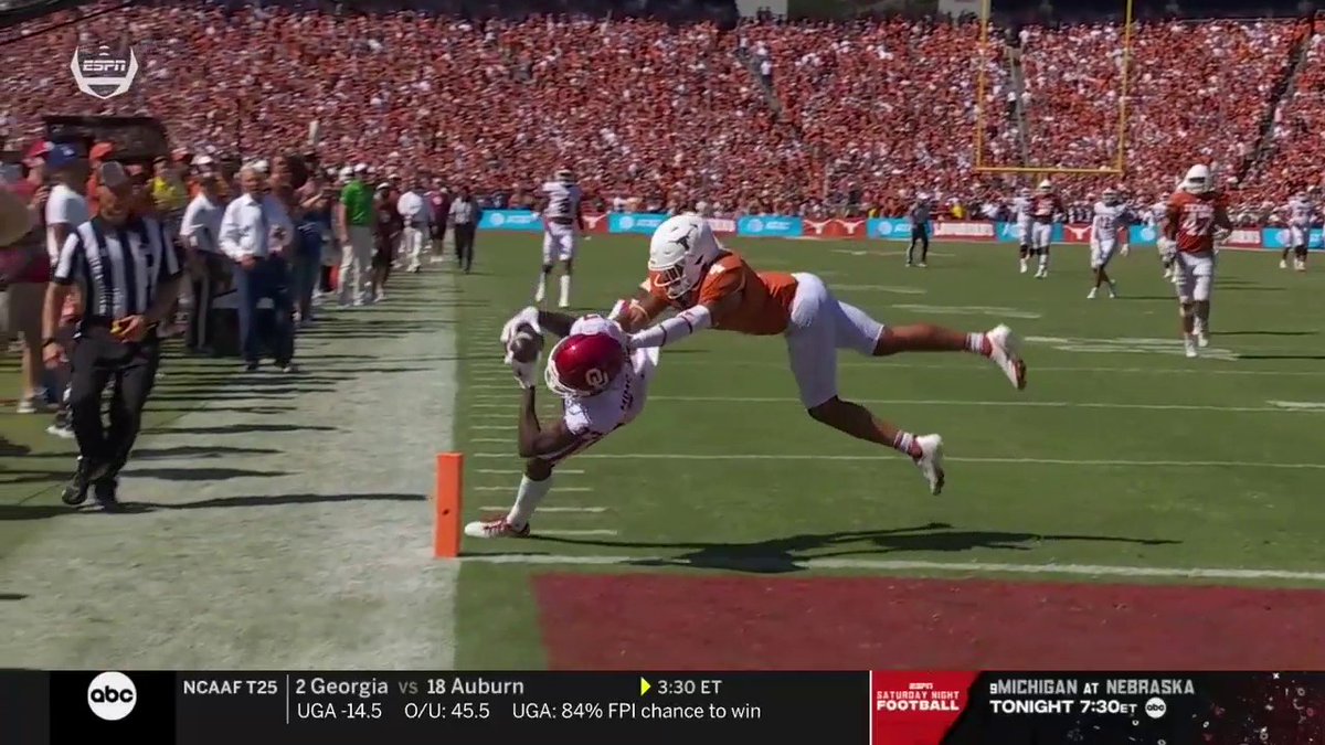 CFBONFOX's tweet photo. This catch and toe tap by @marvindmims 😱😱 https://t.co/0DBXCiHYX5