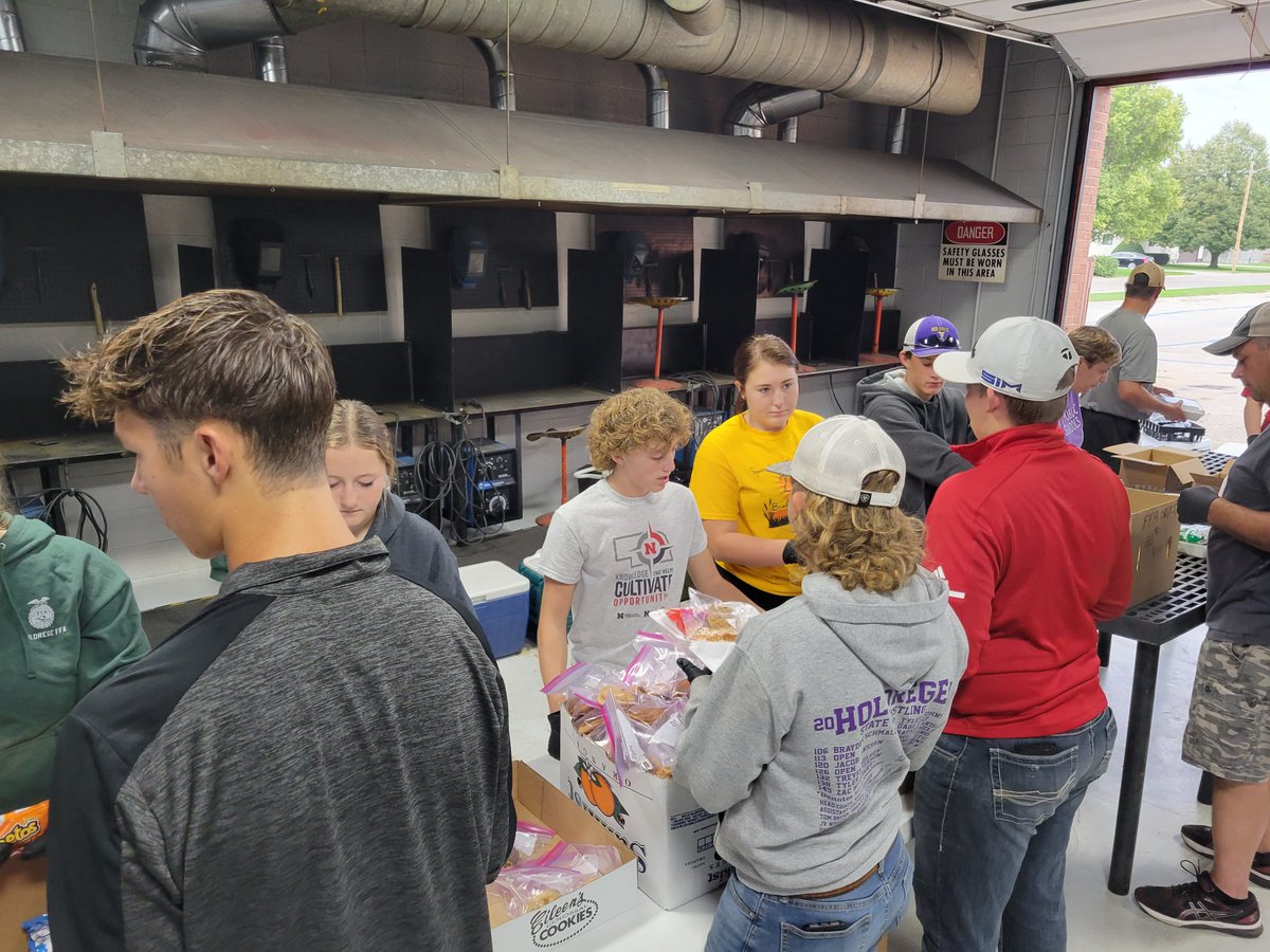 Successful Harvest Meal Project today!!
16 Members and parents packaged up, delivered and handed out 215 melas for our local Ag Producers to keep them fueled and rolling through a busy harvest season. 
Be Safe!!
<a href="/HoldregeDusters/">Holdrege Public Schools</a> 
<a href="/DusterVision/">DusterVision</a>  
<a href="/kuvr1380/">KUVR Holdrege</a> <a href="/krvn/">KRVN Radio</a> 
#PostitiveImpact