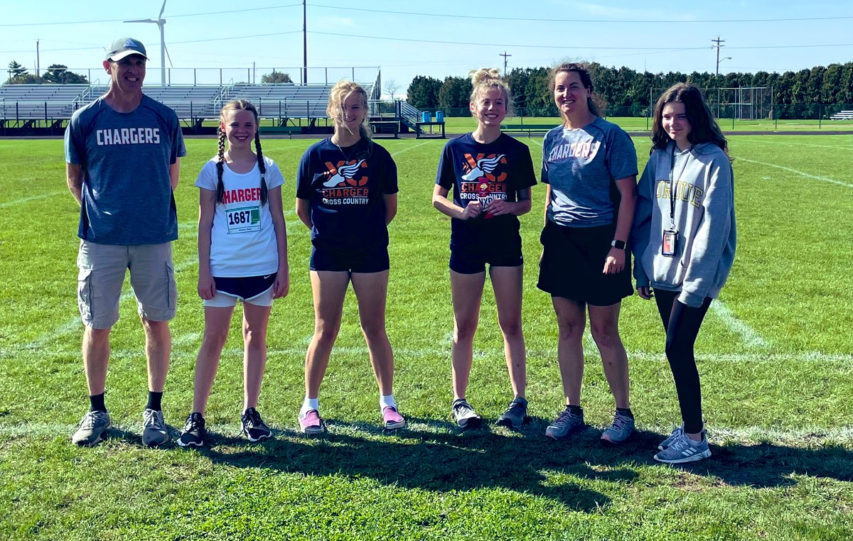 Claire Bonwell earned a regional spot with a 15th place finish today was well! 🎉 Payton Kunz and Nichole Hoffman finished out their first high school XC season. Way to go, ladies! 👏