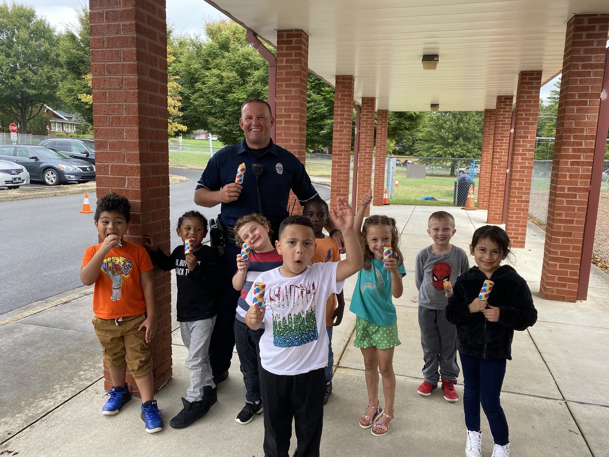 Marci0817's tweet photo. 👮🏽♀️Another successful “Pop” with a cop Friday! Thank you Officer Ragan for our treats this week🍦@northside_jcs #pushuppops #northsidekgrocks https://t.co/2LJcCGOOqU