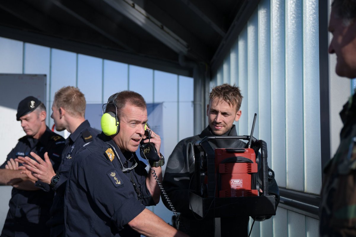 “DUIKER!!HIER ADMIRAAL TAS” stop “GOEDEMORGEN ADMIRAAL TAS, DUIKER OP DE BODEM, ALLES OK 👌”
Om veilig te kunnen duiken moet het personeel en materieel 100% in orde zijn. #uitdaging #ambitie #professionaliteit <a href="/admiraalTas/">René Tas</a> <a href="/kon_marine/">Koninklijke Marine</a> <a href="/DefensieMin/">Dilan Yeşilgöz-Zegerius</a> <a href="/CDS_Defensie/">Generaal Onno Eichelsheim</a> <a href="/HansHijman/">H@ns Hijm@n</a>