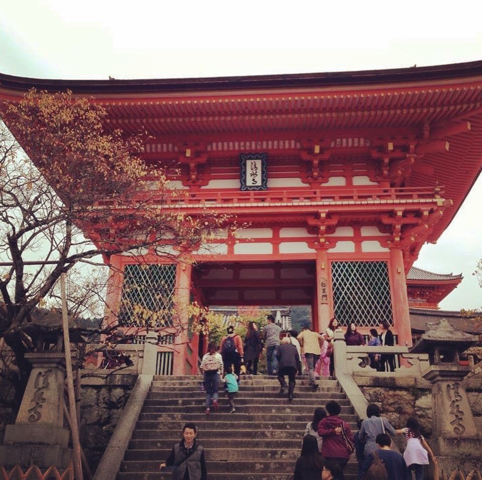 NihongoYuki's tweet photo. This is Kiyomizu temple in Kyoto.  It is one of the most famous temples in Japan.  There is a legend that a corpse was thrown down from a high precinct when a plague broke out long long long ago. https://t.co/lbExCX7h8W