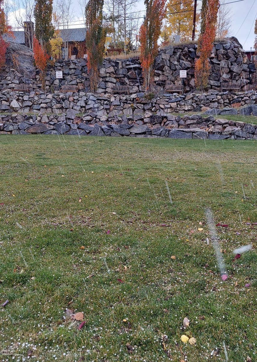 Anemic pea-sized hail and rain in Grand Lake. 5 mins later, blue skies. 2 mins later, rain. So Colorado. #cowx
