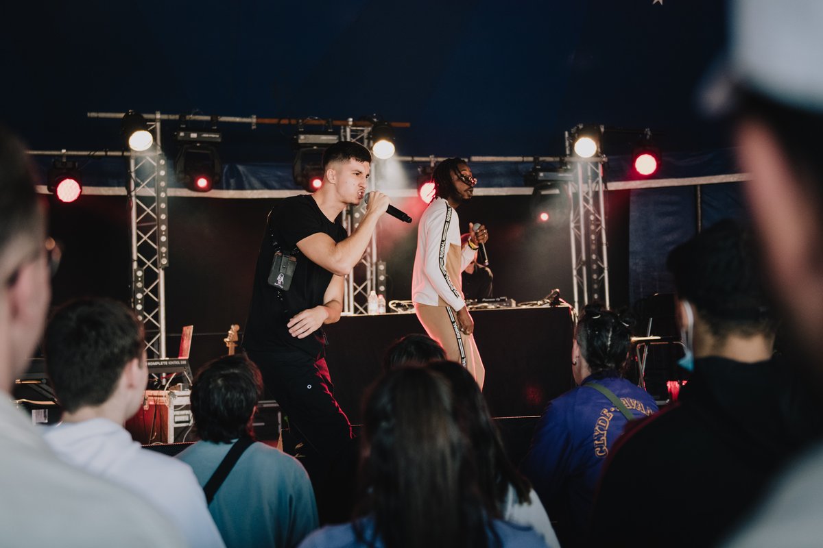 HIPOPSESSION's tweet photo. Lancement des hostilités pour ce 2e jour de Closing avec @allebou, l'open mic du @LeFilRouge_, un atelier graffiti interprété en LSF et une nouvelle fresque de Persu ! LET'S GO 🔥
📸 @leCLACK
#HOSM21 #hipopsession #festival #hiphop #nantes #rap #beatbox #DJing #transfertco https://t.co/aK3RW81zj7