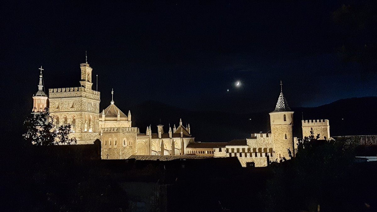 ingesa_e's tweet photo. El Real Monasterio de Santa Maria de Guadalupe iluminado por miles de leds, la luna y venus, por el sol. @RMSMGuadalupe https://t.co/3nT0WOmFJz