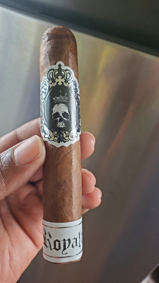 rayadh97's tweet photo. Starting my Saturday with #theblacklabelcigar #royality.π¨π¨π¨β #burnone #toash https://t.co/YzQM9G2Les