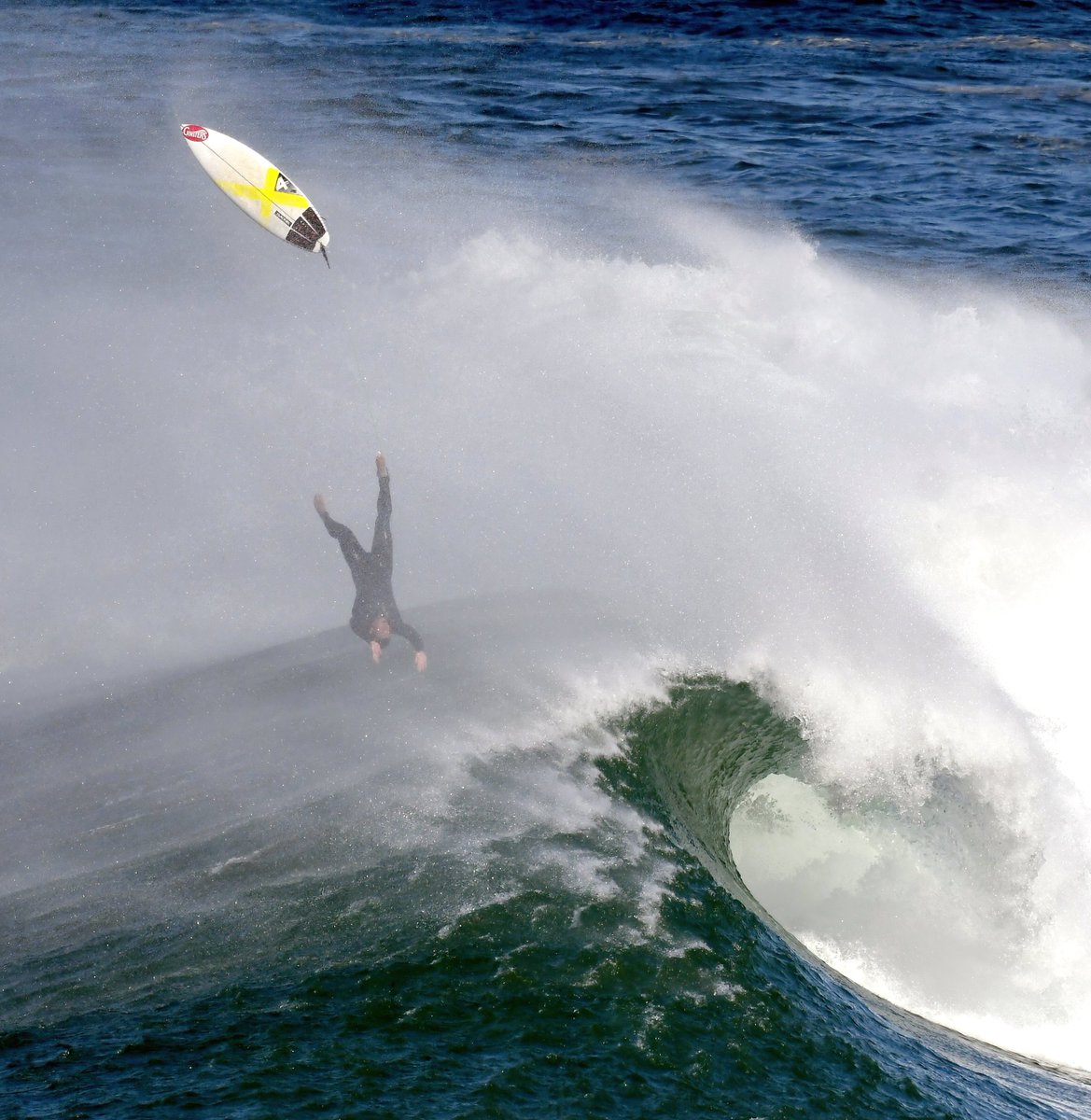 CarlBovisNature's tweet photo. The upside down surfer! ๐ฎ
There were some spectacular waves off the North Cornwall coast yesterday , and this guy had a pretty impressive 'dismount' after riding a particularly big one! ๐
#CornishWaves ๐ https://t.co/cRDt0vefYo