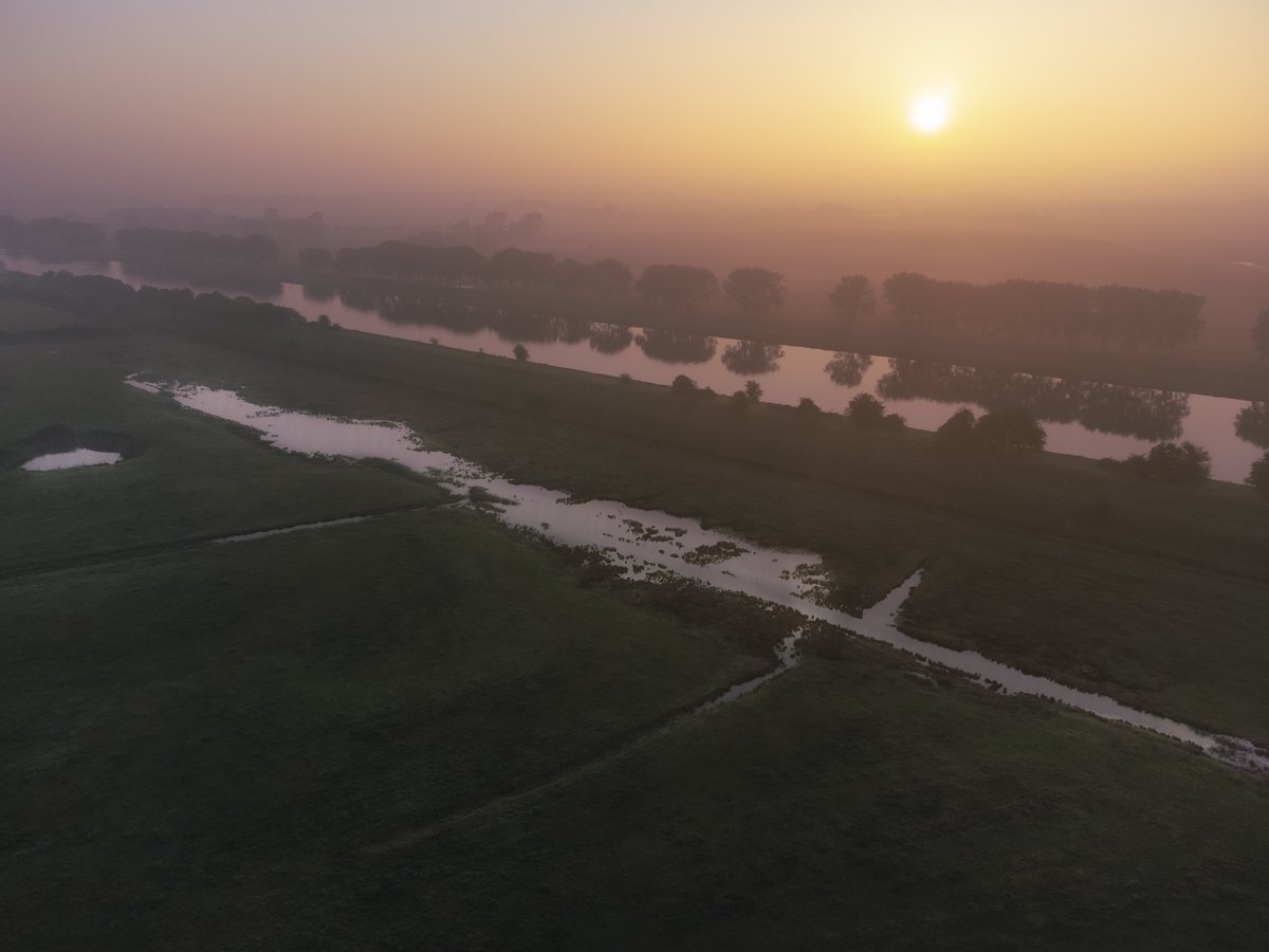 Vanmorgen weer ff met de #drone gespeeld in het buitengebied van #middelburg. Samen met <a href="/_manfredb/">Manfred Berrevoets</a> een paar leuke plaatjes gemaakt. #mist #foggy #sunrise #dronephotography #dji