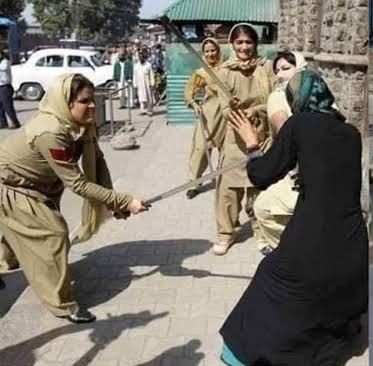 لا قتيل إلا مسلم ولا شريد إلا مسلم ولا لاجئين إلا مسلم ومسلمه فهل نحن قلة!!! للأسف نحن مليار ونص لو غضبنا لأبدنا العالم ولكننا نهاب الموت ونعشق الحياة،فمتى نفيق يا أمة محمد؟ #كشمير_تباد #إنقذوا_كاشمير