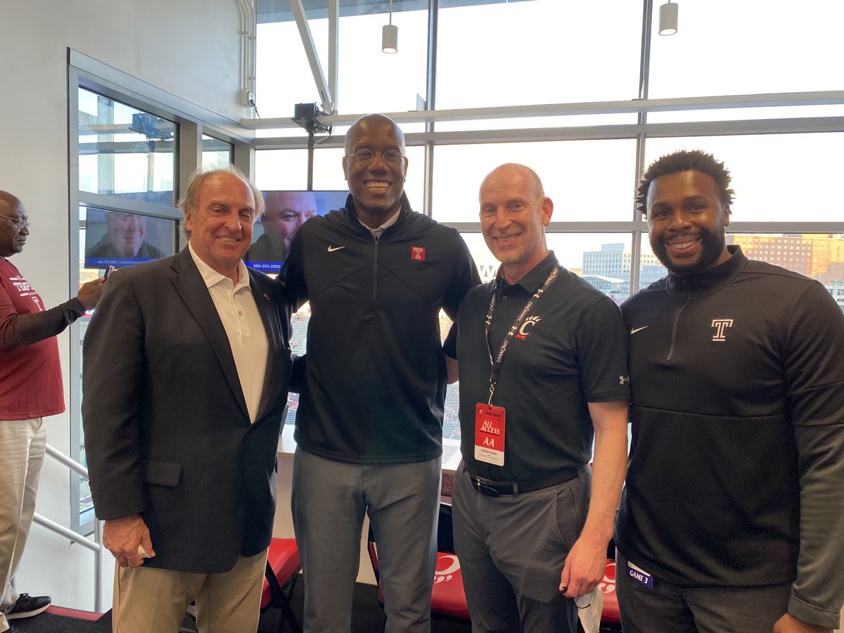 jagree's tweet photo. Well, the Owls played terribly last night, but meeting new President ⁦@JasonWingard⁩ was a major highlight! He’s going to do big things. #GoOwls https://t.co/4EMlZaABRx