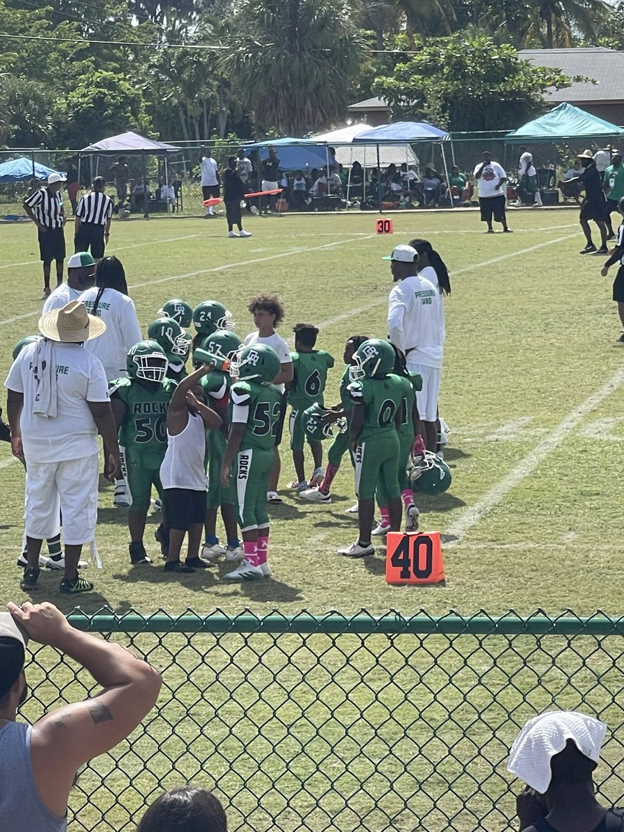 MsCarter_iteach's tweet image. Got to see my student play today. We didn’t get a picture together, but glad I was able to make it. He is such a great ball player too! Great things coming his way! #Supportin&amp;amp;OuttheClassroom