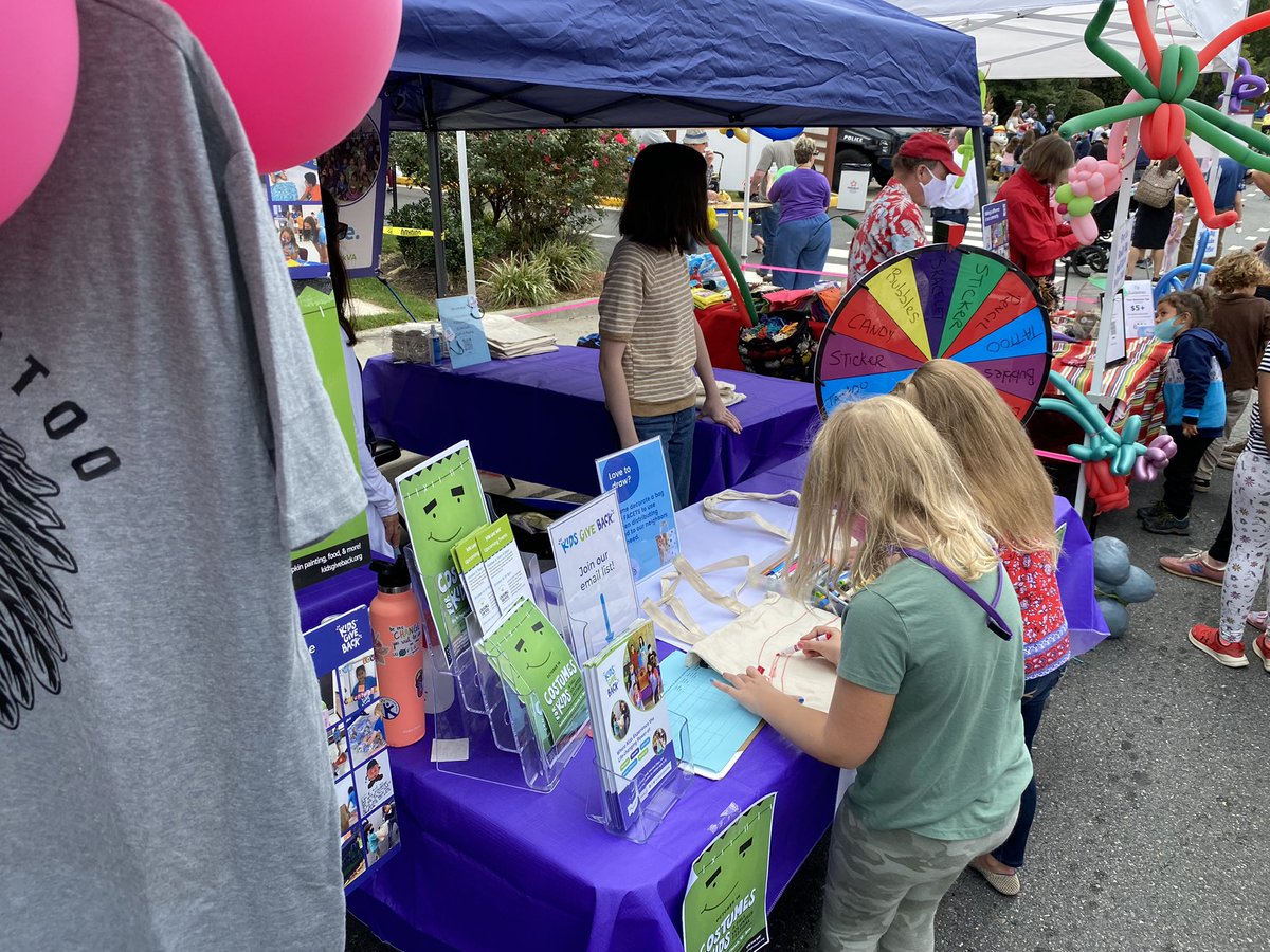 KidsGiveBackVA's tweet photo. Our booth has been so busy! Kids are having fun decorating bags for @FACETSCares and spinning the wheel for prizes. #givingback, #kidsmakeadifference https://t.co/4MfF1FhzVL