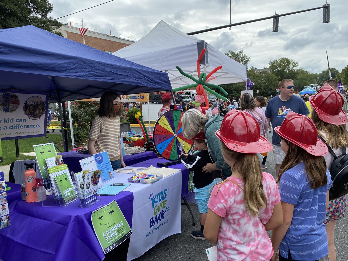 KidsGiveBackVA's tweet photo. Our booth has been so busy! Kids are having fun decorating bags for @FACETSCares and spinning the wheel for prizes. #givingback, #kidsmakeadifference https://t.co/4MfF1FhzVL