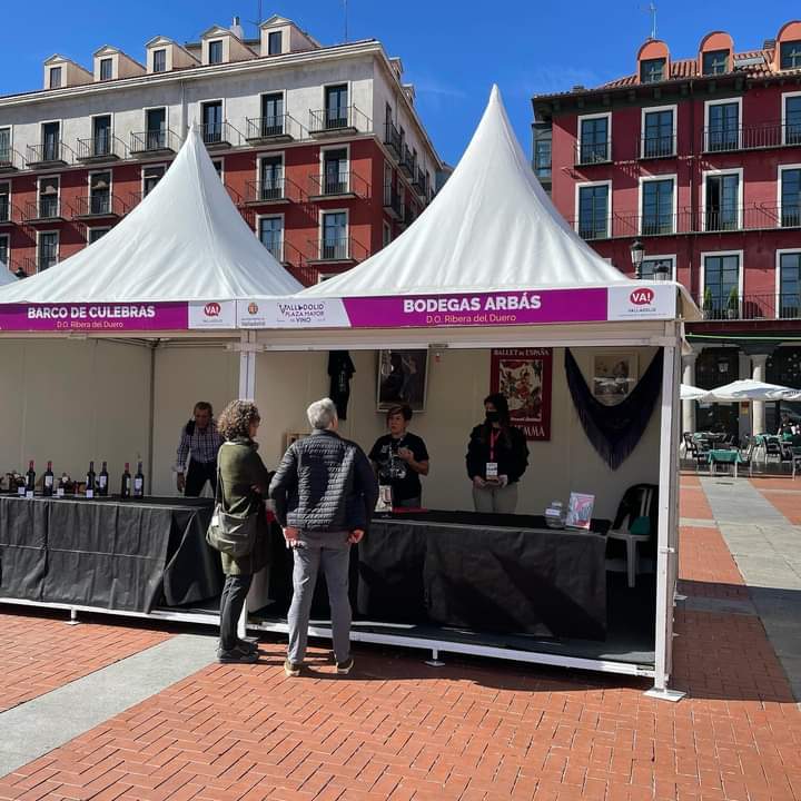 Bodegas_Arbas's tweet photo. Primera jornada de feria en Valladolid Plaza Mayor del Vino.🍷🍷🍷#VinoVLL21 https://t.co/pkAaktjSEV