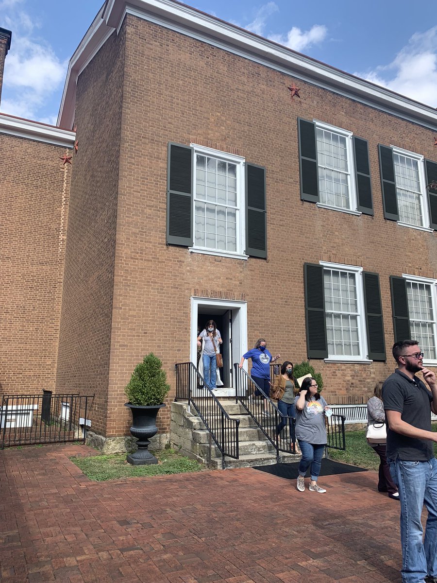 MrsCarrollECMS's tweet photo. Awesome tour of My Old Ky Home Mansion! @KyCharge #diggingKY https://t.co/5WwNzpzQOl