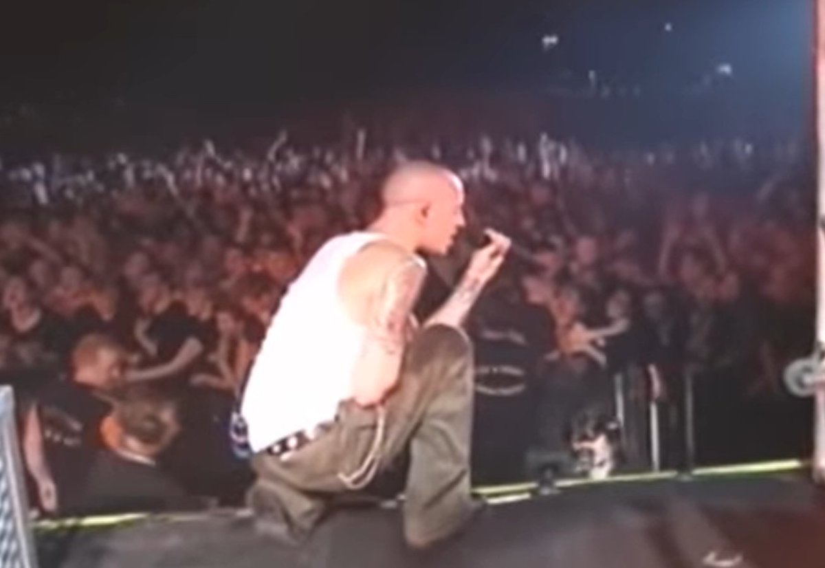 Revolvermag's tweet photo. 20 years ago today, @linkinpark released "In the End" as a standalone single. See them play it and make a whole stadium erupt during this magnetic performance from 2001 https://t.co/d58ITAfdP4 https://t.co/QrwDkTk6iG
