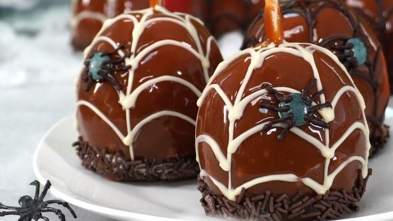 jazzappleus's tweet photo. Is it really even Fall if you haven't made our Spooky Caramel Apples? 

https://t.co/QRlEJBJ57L

#JAZZapples #apples #itsJAZZtime #isitBOOtimeyet #halloweentreats #halloweensnacks #caramelapples #fallfestivities #snacktime https://t.co/YlhyG6hB2d