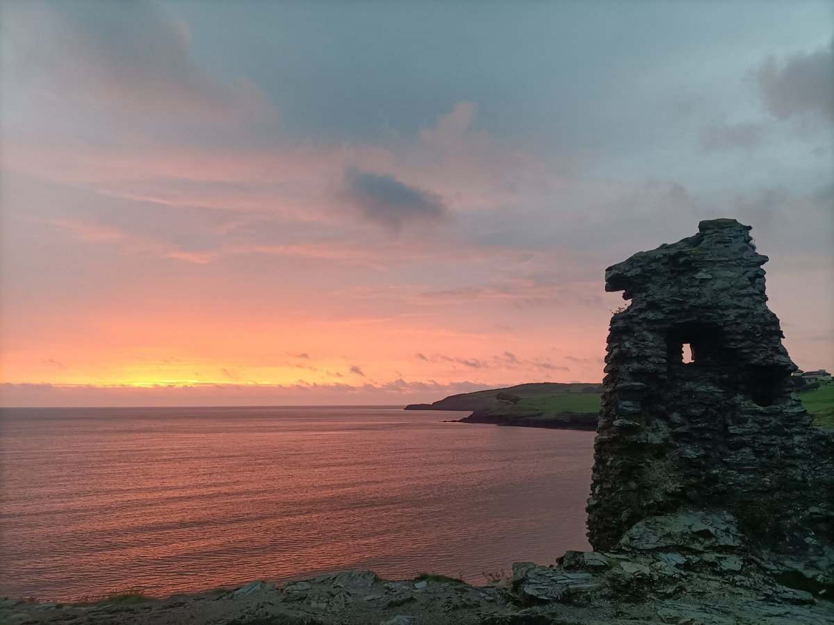 eefabeef's tweet image. Sunrise at the black castle Wicklow this morn.