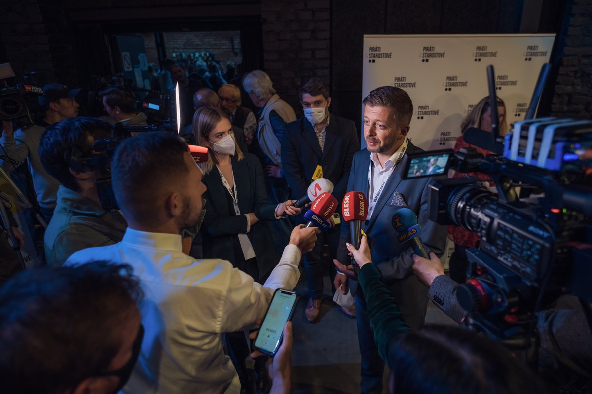 Vit_Rakusan's tweet photo. Vypadá to, že Andrej Babiš fakt končí. A to je to, o co tu celou dobu opravdu šlo ✌. Moc děkujeme za hlasy! https://t.co/51GcuR7QtH