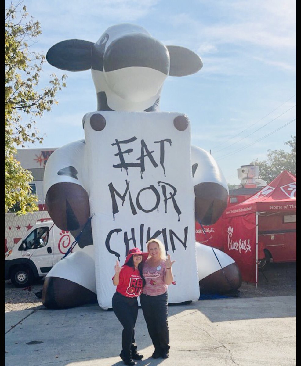 CindyNichter's tweet photo. Come say hi in The Alley #GoCards https://t.co/aAhh3RJG2z