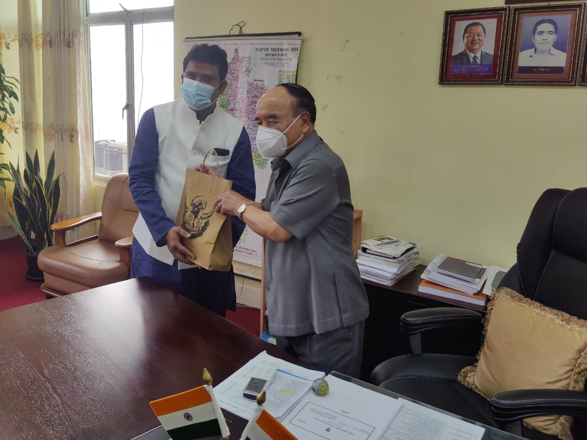 PrakashNaikINC's tweet photo. आज मिजोरम के माननीय मुख्यमंत्री जी से मुलाकात कर पारंपरिक प्रतीक चिन्ह भेट किया। साथ ही राष्ट्रीय आदिवासी नृत्य महोत्सव व छत्तीसगढ़ राज्य स्थापना दिवस में आने का दिया न्यौता । https://t.co/4uTeKvladL