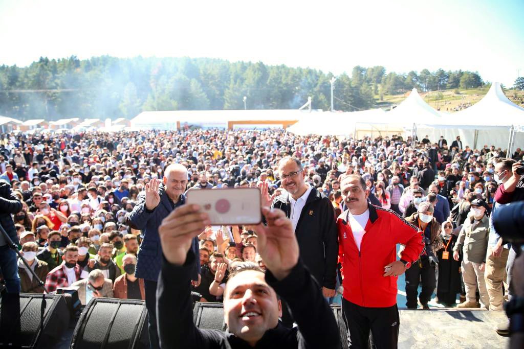 Bugün, son Başbakanımız Sayın <a href="/BY/">Binali Yıldırım</a> ile Erzincan Refahiye’deki iki muhteşem tesisi gençlerimizin hizmetine açtık. 

🏢 Refahiye Kız Öğrenci Yurdumuz, üniversite hayatına büyük destek verecek. 

🏕 Dumanlı Gençlik Kampı ve Eğitim Merkezimiz, gençlerin yeni cazibe merkezi olacak.