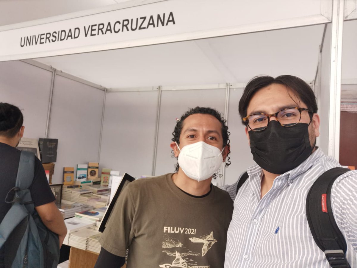 ¡Ven a visitarnos al stand 261 de la <a href="/FILZocalo/">#FILZócalo2025</a> para conocer y llevarte todas nuestras novedades! 
Tómate una foto con nosotros, como nuestro amigo <a href="/Huemanzin/">Huemanzin Rodríguez</a> de <a href="/semanario22/">Semanario N22</a> <a href="/Canal22/">Canal 22 México</a> que ya vino a ver todo lo bueno que tiene #EditorialUV. 📸😃📚