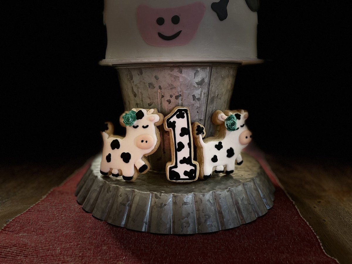 blessedmess1's tweet photo. Some one is “Mooing to One”! Okay this is a Cake, smash cake, cookies and dipped pretzels I created this week for a customer. Let me create something for your next Celebration, wedding or just something fun. Call or message me at 870-814-9021. Sugar Rush cakes and cookies. https://t.co/PMvnJO5Z0K