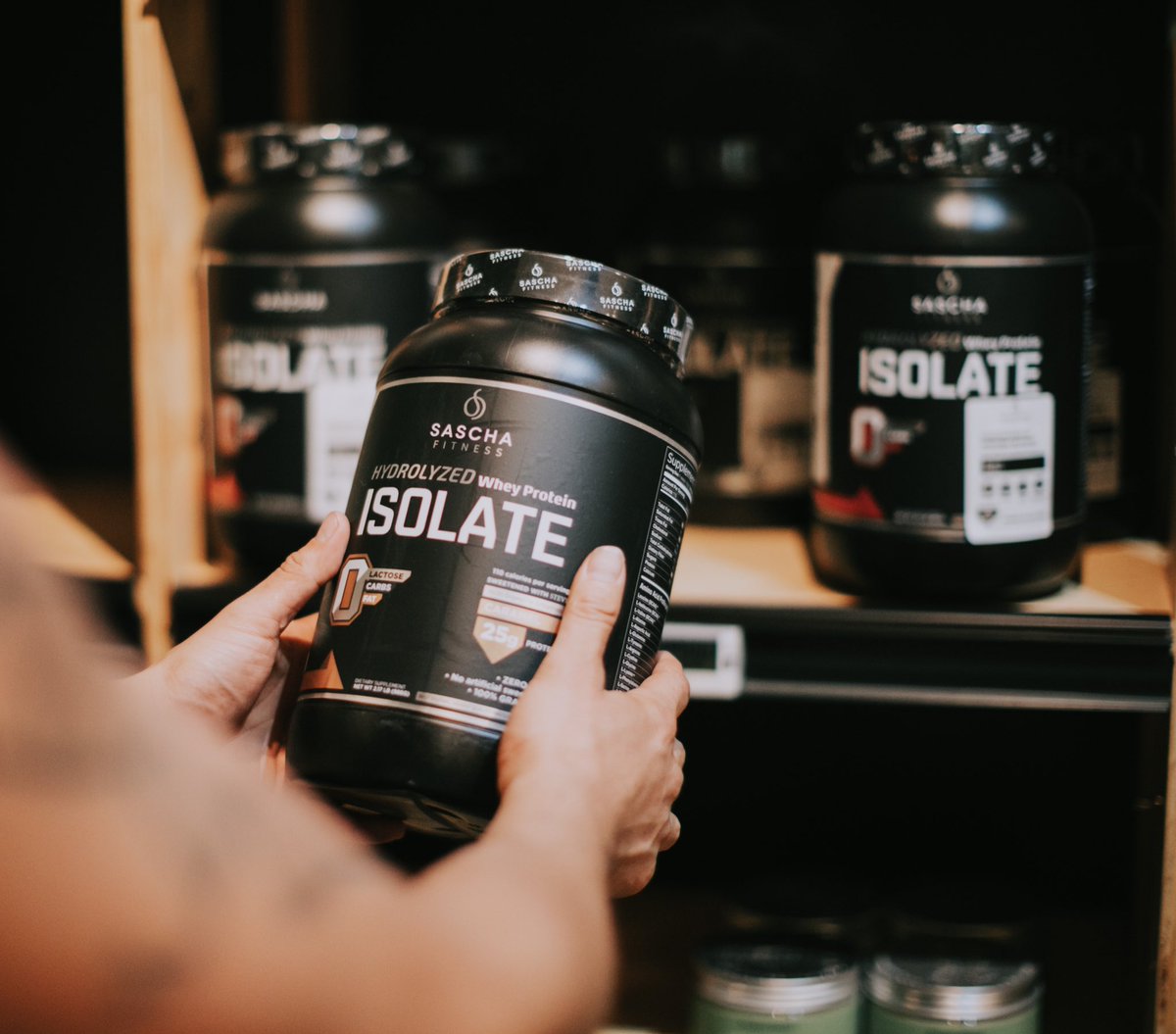 Whey Protein de Sascha Fitness para hombres y mujeres. Cada porción aporta 25gr de proteína. Contiene enzimas digestivas que mejoran la digestión y previenen gases e hinchazón. No contiene edulcorantes artificiales, endulzada solo con stevia.⁣⁣⁣
⁣⁣⁣
ocmarket.mx
