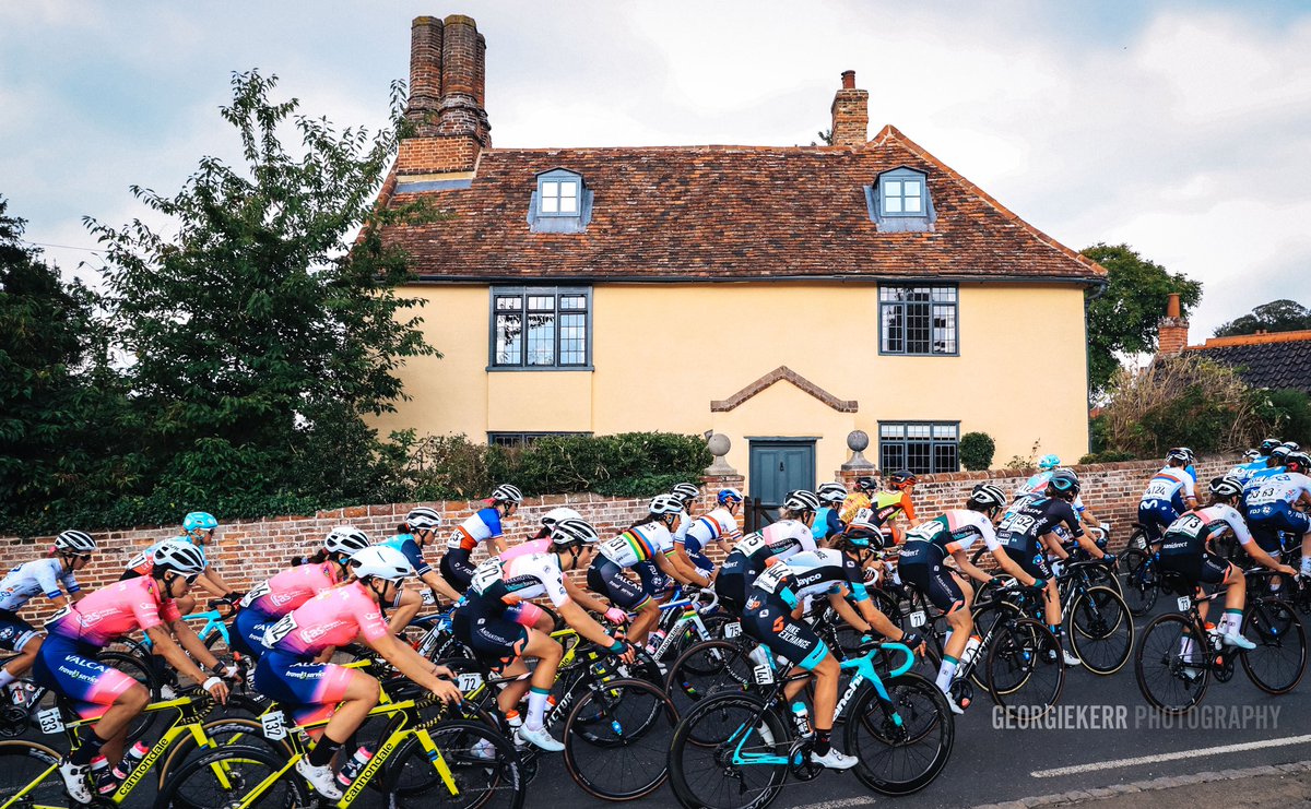 georgiekerr's tweet photo. The peloton passes a #suffolk farmhouse during the final stage of the #WomensTour #UCIWWT https://t.co/0lf5jpRFlA