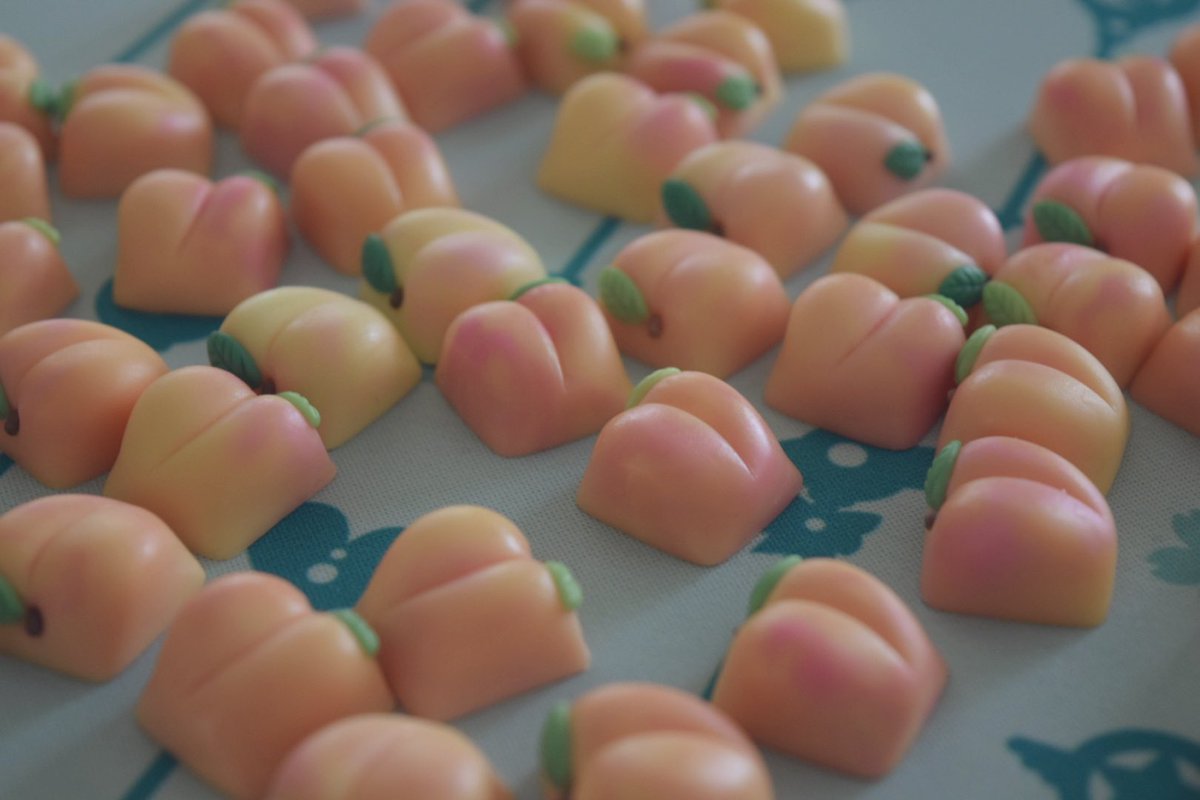 tinymakesthings's tweet photo. btw hi everyone! im tiny and i like making keycaps and keyboard content, esp. silly, cute (&amp; sometimes stupid) ideas!

i’ve actually made an entire food keyboard! i just really like food, memes, and cute stuff (also butts!). i stream and make videos too! :) https://t.co/uiMI1k78rd
