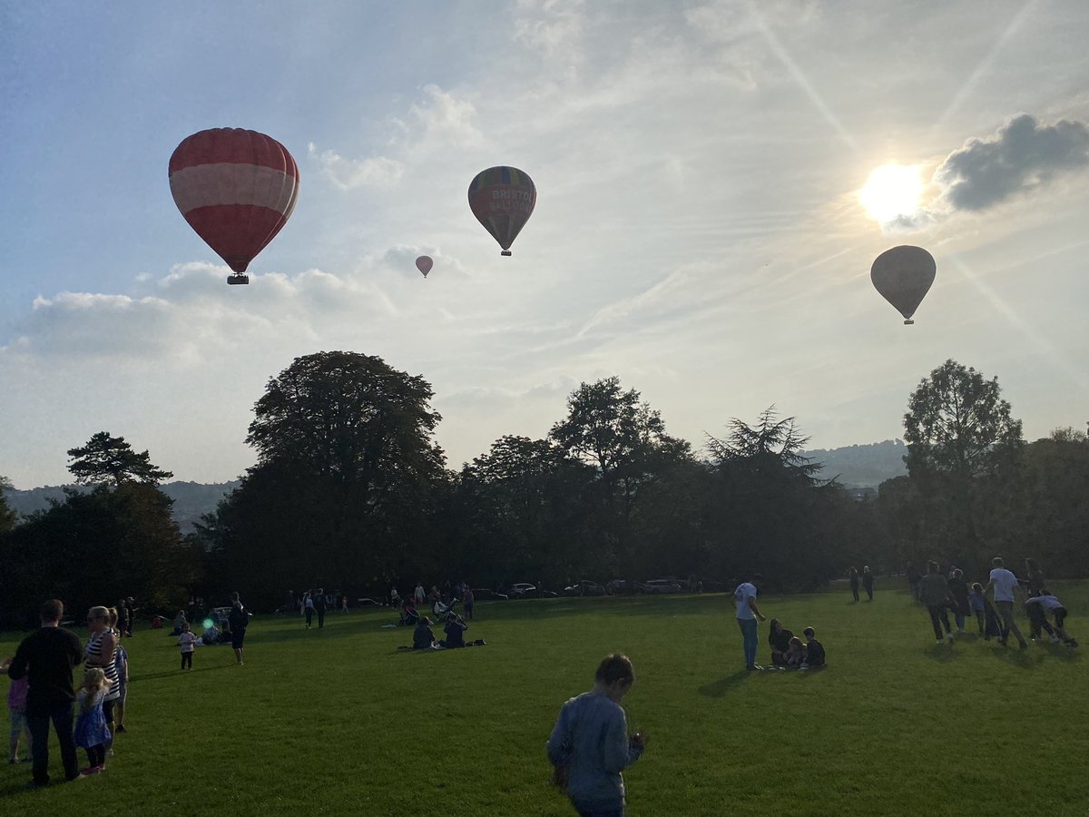 What a beautiful afternoon in Bath! 5 ride balloons are up from Royal Victoria Park alongside 4 from maize field. 

More pics 👉 facebook.com/17525375934125…