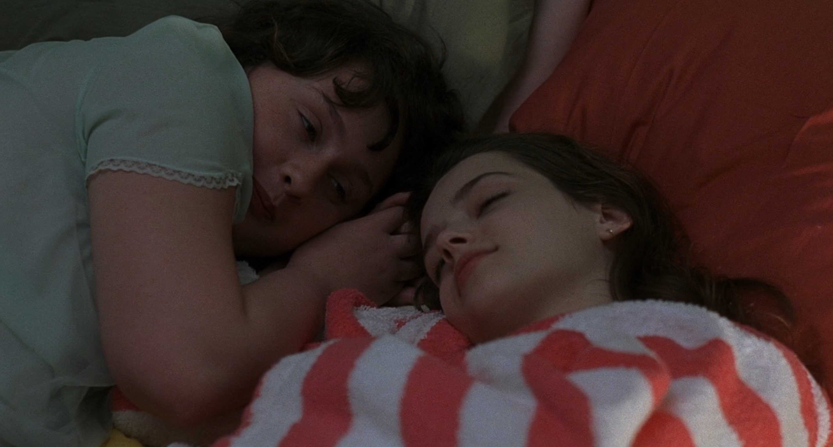 спящую сестренку. сестричка девственница. меняясь партнерами дорама. сестра девственницы видео. половые отношения с сестрой.