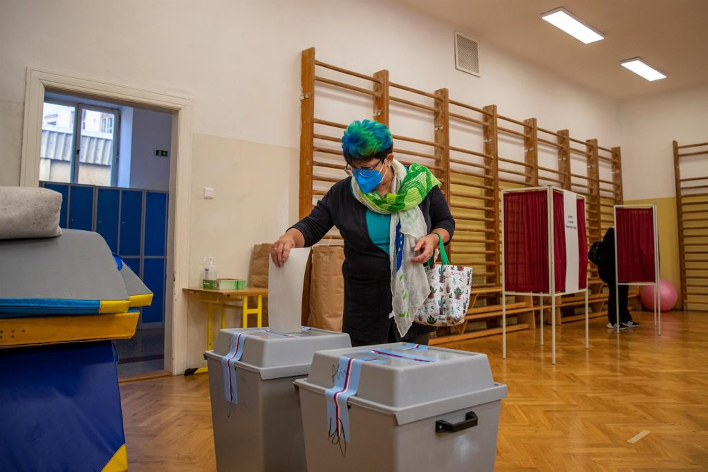 SoyNuevaPrensa's tweet photo. Babis gana las elecciones en Chequia pero se le complica formar Gobierno - https://t.co/6mR1M0RhAy
#SoyNuevaPrensa #Andrejbabis #Janhamacek #Ods #Piratas #Praga #Global https://t.co/5CDmmBm3Lt
