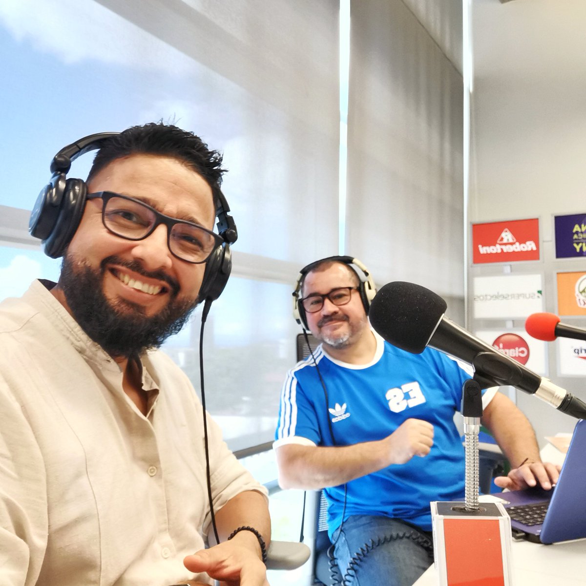 jcthola's tweet photo. El gran @tonyheads en la sección de #Mertech junto a @oscaritohdz y @DianaV2512 en @dianavytony saludos a todos!! https://t.co/Kya72JgbNc