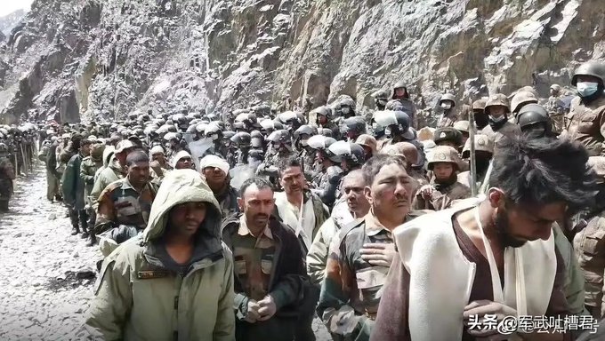 Garfcoin's tweet photo. @LiuZhongjing Wow, what a great army! Indian caught so many Chinese prisoners. https://t.co/6WVZGmBEQL
