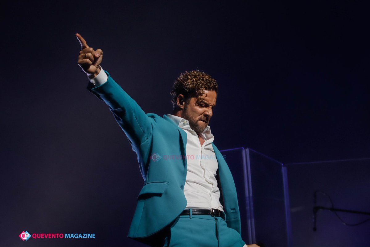 queventomag's tweet photo. David Bisbal [@davidbisbal] Logró presentarse en el Coliseo de Puerto Rico cautivando a todos una vez más con su capacidad vocal y energía sobre el escenario. Fotos: @jebr02 #DavidBisbal https://t.co/2ZM4h1cYvr