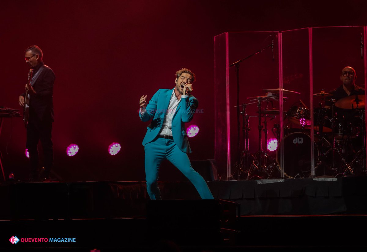 queventomag's tweet photo. David Bisbal [@davidbisbal] Logró presentarse en el Coliseo de Puerto Rico cautivando a todos una vez más con su capacidad vocal y energía sobre el escenario. Fotos: @jebr02 #DavidBisbal https://t.co/2ZM4h1cYvr
