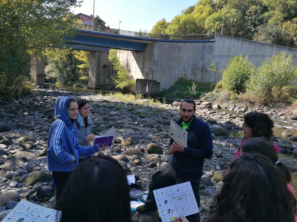 Per un dia professores de l'<a href="/ETuixent/">CdA Tuixent Cadí Moixeró. Departament d'Educació</a>, l'<a href="/EdATremp/">EdATremp</a> i el <a href="/CdaVallsAneu/">CdA Valls d'Àneu</a> ens convertim en alumnes. Hem assistit a la formació de reciclatge sobre el protocol del #ProjecteRius al riu #LaValira al seu pas per #LaSeudUrgell. #perlesdaigua #heptagèndids➡️ Estat ecològic òptim👌🔝🔝🔟‼️