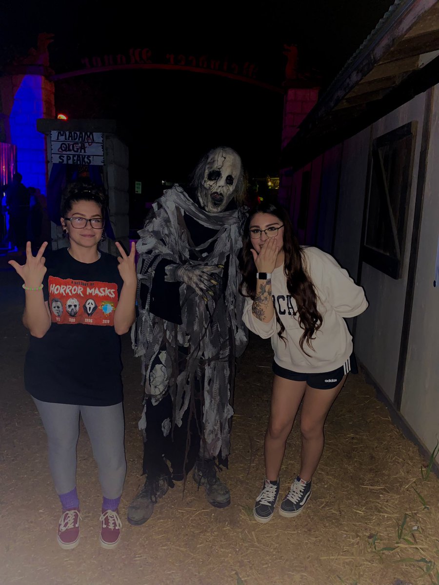 _sofiaabravo's tweet photo. I wish I could post more! SPOOKTIVITIES so far 🎃✨ #reindeermanorhalloweenpark #pumpkinnights #frightfestsixflags #CuttingEdge https://t.co/JZoAG2WvQV