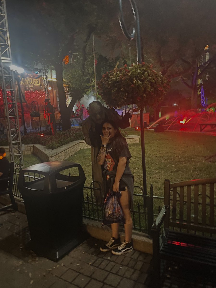 _sofiaabravo's tweet photo. I wish I could post more! SPOOKTIVITIES so far 🎃✨ #reindeermanorhalloweenpark #pumpkinnights #frightfestsixflags #CuttingEdge https://t.co/JZoAG2WvQV