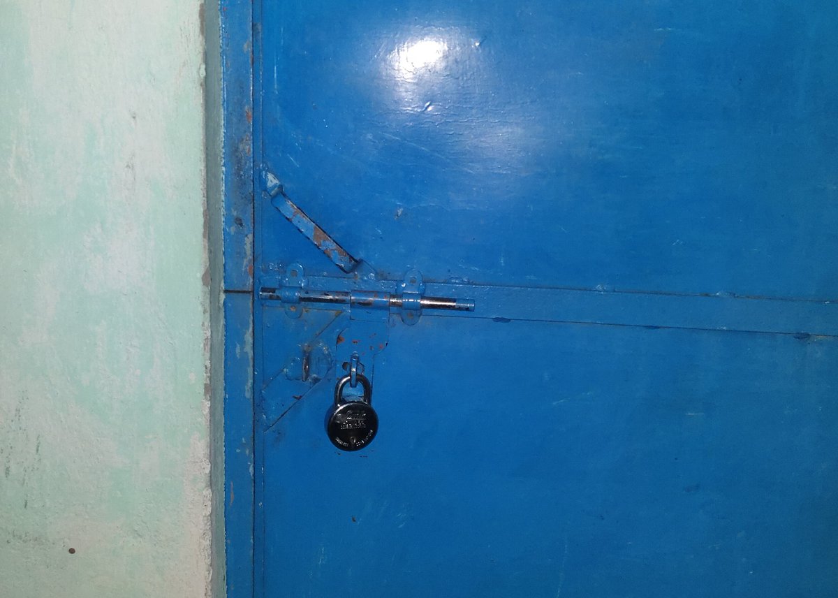 She : Mere dil ka darwaza sirf tumhare liye khula hai 

Meanwhile her dil ka darwaza: