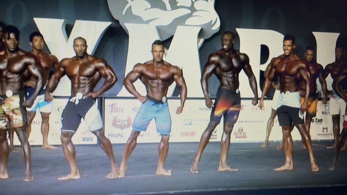 fabioatsoc's tweet photo. Diogo muito bem, e claramente estão “boicotando” o Caike nos lineups. Ele é TOP3 tranquilamente com esses outros 6. Os juízes continuam mantendo ele sempre na ponta. #MensPhysique #Caike #Olympia #Diogo https://t.co/rlSp4dLjFw