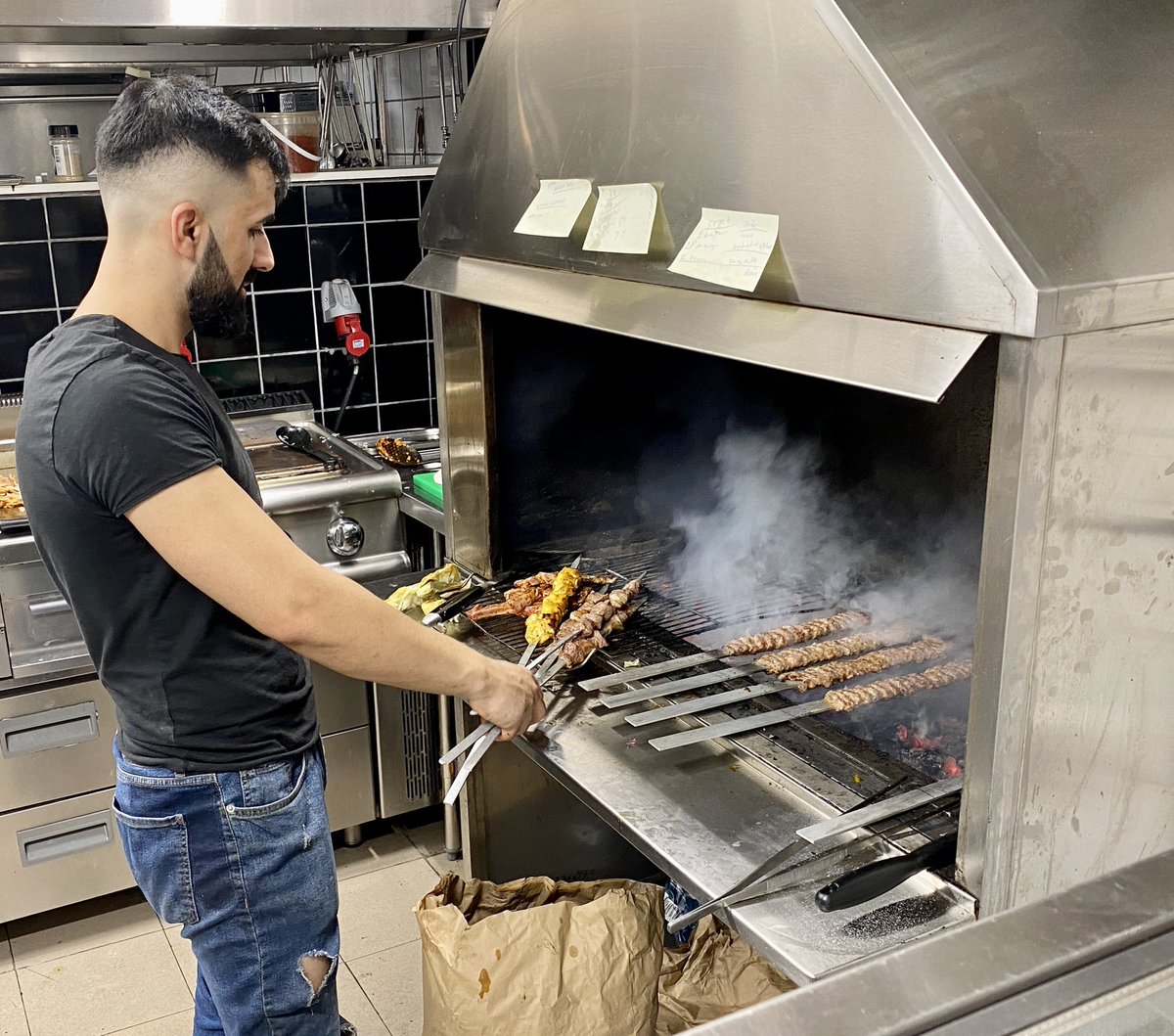 Glödhett i Karlstad. Äntligen, nu kan Karlstadborna få sig en riktig kebab - lagad på lammkött som grillas på kolgrill. Bakom satsningen står tre killar. Varav Weria Pelani och Avaz Ioff var på plats när @karlstadkommun gjorde ett nyfiket premiärbesök på Sultan Blockgatan 9.