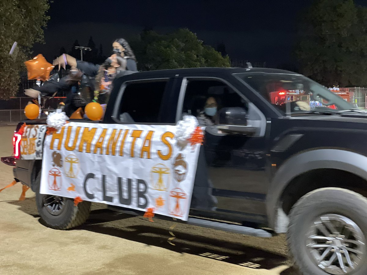 elba_leanos's tweet photo. 2021 Homecoming Parade 🧡@ Grant HS @GYawright @MsMcMurrin @GrantHumanitas @GrantCPDAMagnet https://t.co/thoMs5ZTBb