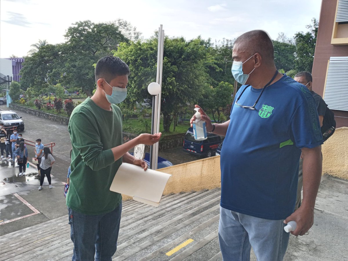 La <a href="/FmedicinaUES/">Facultad de Medicina Universidad de El Salvador</a> desarrolla la prueba de conocimientos, en el primer turno de esta mañana.
Siguiendo las medidas de bioseguridad correspondientes para salvaguardar la salud de los aspirantes.