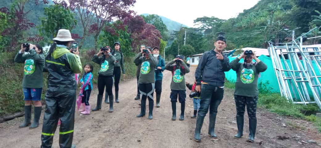 ASOPEPPLANADAS's tweet photo. Las botas de caucho, los binoculares, el buen oído, la atención plena y a obturar en el momento exacto la cámara... a eso se dedican hoy las personas en proceso reincorporación. Con las aves le apostamos a la reconciliación @FondoONUCol @DeTolimense #GlobalBigDay https://t.co/exizX8N7a3